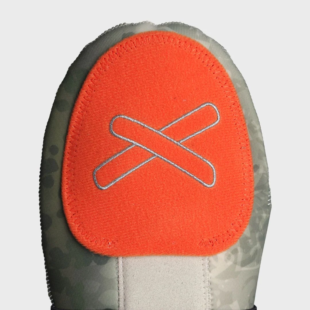 seattle select fish sliding mitt 2025 - Image 5